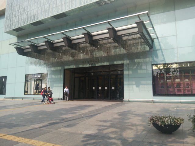 現代百貨店大邱店の出入口周辺